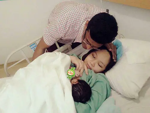 2 tháng sau sinh ở Việt Nam, Thùy Trang quyết định nhận một công việc đầy thách thức ở Singapore nhưng vẫn quyết tâm nuôi con bằng sữa mẹ.