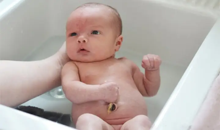1Khi nào có thể tắm cho trẻ sơ sinh chưa rụng rốn?