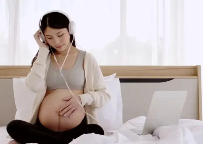 Âm nhạc là một phần không thể thiếu trong cuộc sống, đặc biệt đối với các mẹ bầu thường xuyên nghe nhạc. Họ thắc mắc “Liệu khi mang thai có được duy trì thói quen này không? Âm nhạc có ảnh hưởng như thế nào đến em bé trong bụng?” Để giải đáp những câu hỏi này, hãy cùng AVAKids tìm câu trả lời trong bài viết này nhé! Âm nhạc là một phần không thể thiếu trong cuộc sống, đặc biệt đối với các mẹ bầu thường xuyên nghe nhạc. Họ thắc mắc “Liệu khi mang thai có được duy trì thói quen này không? Âm nhạc có ảnh hưởng như thế nào đến em bé trong bụng?” Để giải đáp những câu hỏi này, hãy cùng AVAKids tìm câu trả lời trong bài viết này nhé!
