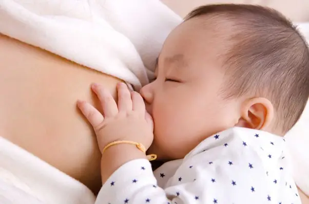 Cho con bú có uống viên sủi được không? Giải đáp chi tiết