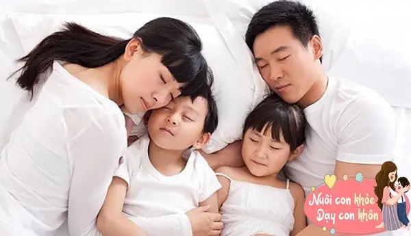 Khi bé được 3 tuổi, nhận thức đã dần phát triển, ý thức về giới tính bắt đầu nảy mầm, lúc này là thời điểm thích hợp để cha mẹ tập cho trẻ ngủ riêng.