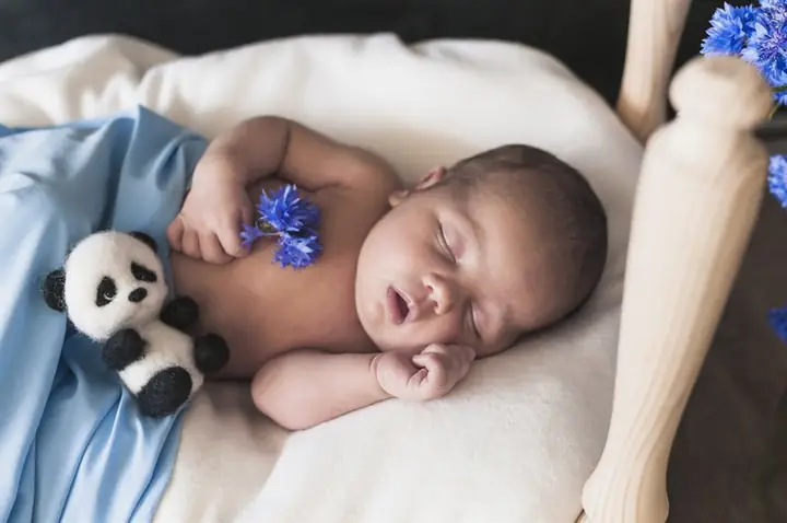 Cha mẹ thường muốn cho chăn, gối hoặc thú nhồi bông vào nôi của trẻ để có cảm giác ấm áp, đó là suy nghĩ và thói quen hoàn toàn tự nhiên. Thế nhưng việc làm này lại không được các chuyên gia về y tế khuyến khích.