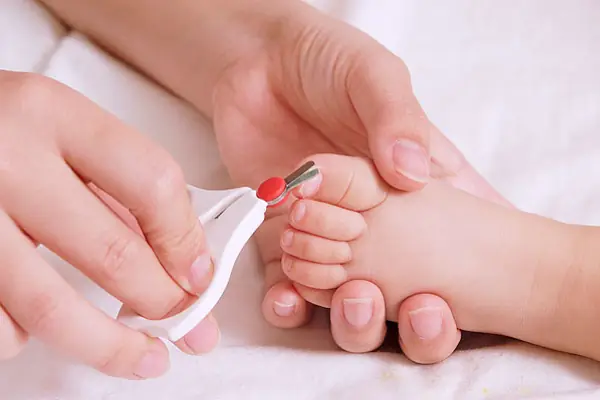 Có nên cắt móng tay cho trẻ sơ sinh không?