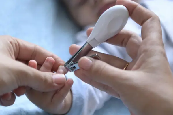 Khi nào cắt móng tay cho trẻ sơ sinh?