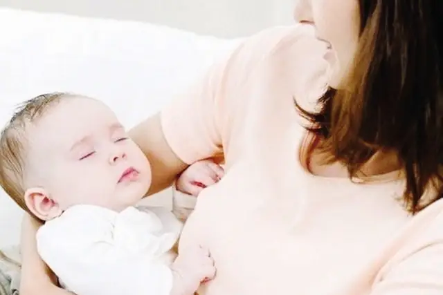 GiadinhNet - Từ lâu, trong dân gian, nhiều người thường rỉ tai nhau quan niệm tránh đi thăm sản phụ mới sinh, nhất là vào ngày mùng 1 đầu tháng. Thậm chí, nhiều ý kiến còn cho rằng, sau khi thăm “bà đẻ” sẽ gặp nhiều chuyện không vui, không may mắn (?!).