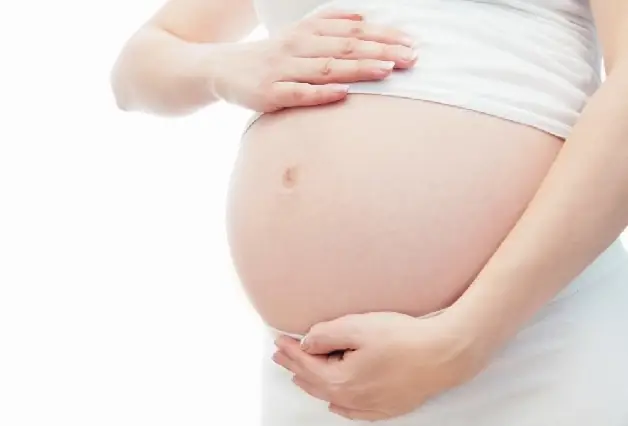 1. Bụng bầu tụt xuống và việc đi lại trở nên khó khăn hơn