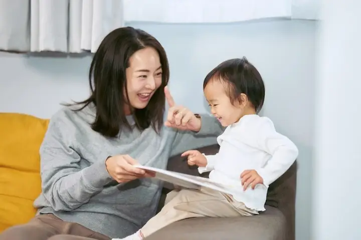 2.2. Cùng trẻ đọc sách tranh minh họa