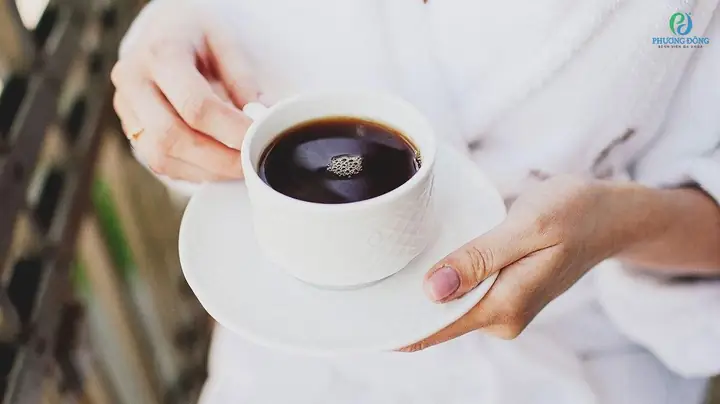 Đến kỳ kinh nguyệt không nên ăn gì? Bạn nên hạn chế uống cà phê.