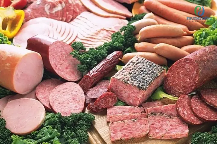 Ngày kinh nguyệt không nên ăn gì? Chị em cần hạn chế các loại thực phẩm chế biến sẵn.