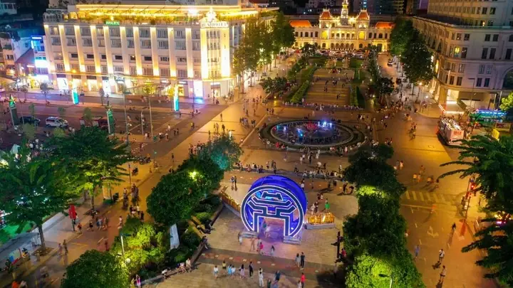 1. Phố đi bộ Nguyễn Huệ