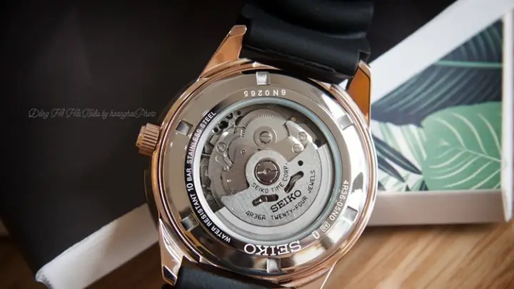 - Đeo ngược đồng hồ