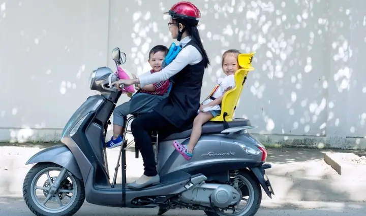 2Ghế ngồi xe máy cho bé là gì?