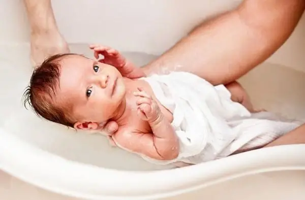Cách chăm sóc trẻ sơ sinh giãn ruột sinh lý an toàn