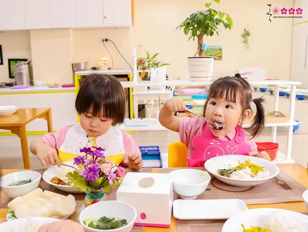 2. Các bài học thực hành cuộc sống của trường Sakura Montessori