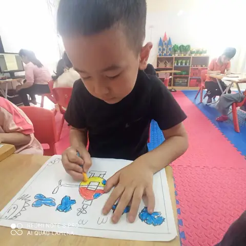 Lớp 5 tuổi A1 - Tạo hình: Vẽ máy bay trực thăng