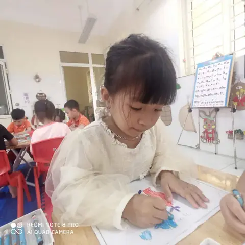 Lớp 5 tuổi A1 - Tạo hình: Vẽ máy bay trực thăng