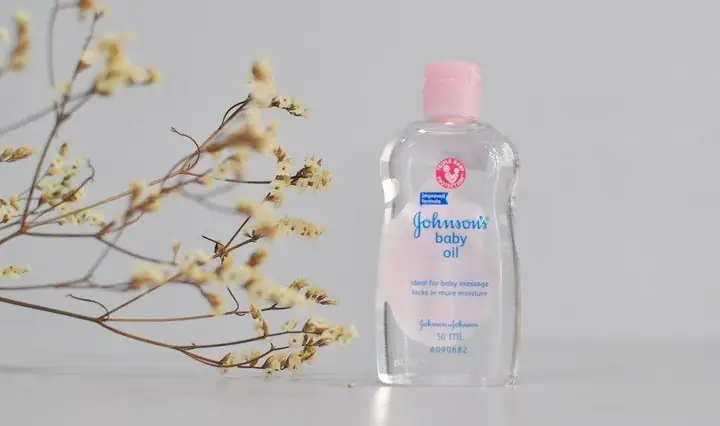 3.1. Dầu massage dưỡng ẩm em bé Johnsons Baby Oil
