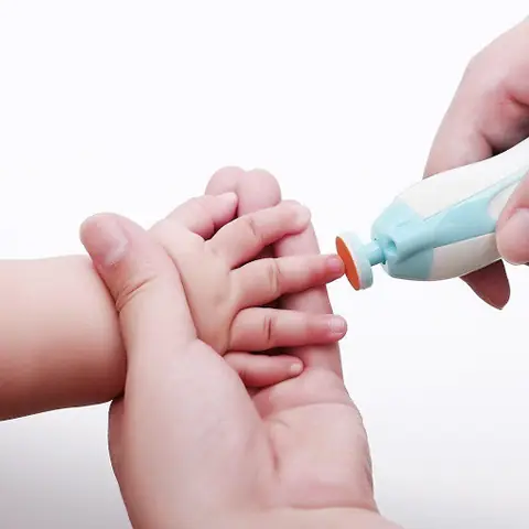 Hại nhiều hơn lợi khi lúc nào cũng đeo bao tay, bao chân cho trẻ sơ sinh
