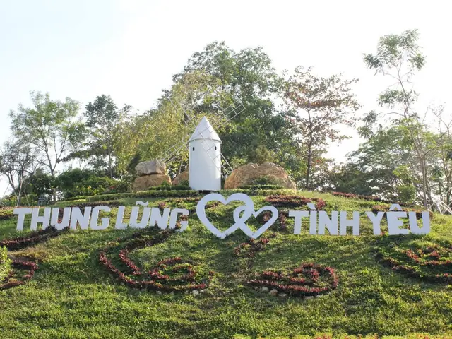 12. Thung lũng Tình Yêu – Không chỉ lãng mạn mà còn nhiều trò chơi thú vị 12. Thung lũng Tình Yêu – Không chỉ lãng mạn mà còn nhiều trò chơi thú vị