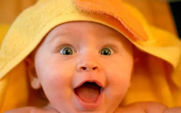 Trẻ sơ sinh có thể tiếp nhận nhiều thông tin và kiến thức bằng nhiều cách khác nhau: như thông qua đồ vật, hoạt động vui chơi. Có thể bạn không để ý nhưng trẻ đã học thông qua sự tự khám phá, tò mò của bản thân đối với thế giới xung quanh. Ngoài ra bé yêu còn học thông qua các giác quan của mình.
