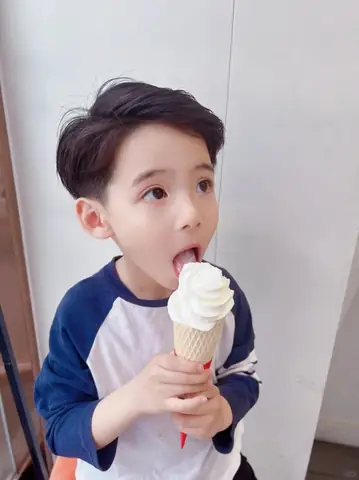 Kiểu tóc xoăn side part cho bé trai Kiểu tóc xoăn side part cho bé trai
