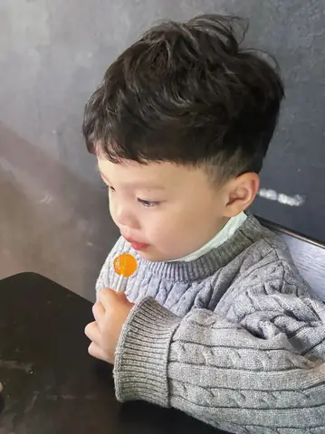 Kiểu tóc xoăn cho bé trai tự nhiên Kiểu tóc xoăn cho bé trai tự nhiên