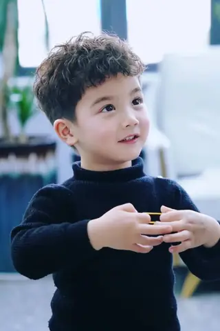 Kiểu tóc uốn xoăn ngắn cho bé trai Kiểu tóc uốn xoăn ngắn cho bé trai
