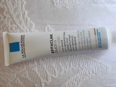 La Roche-Posay Effaclar Duo+ Unifiant Tinted Moisturiser review, and an update on papal passings and parallel pustules