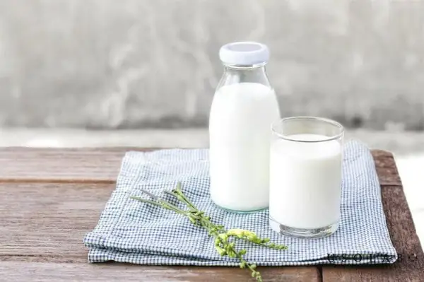 Đường và sữa tươi: làm mềm, sáng da