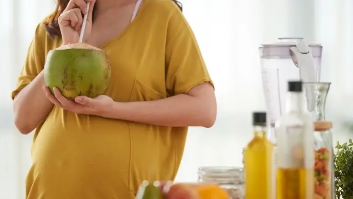 5Lưu ý uống nước dừa khi mang thai