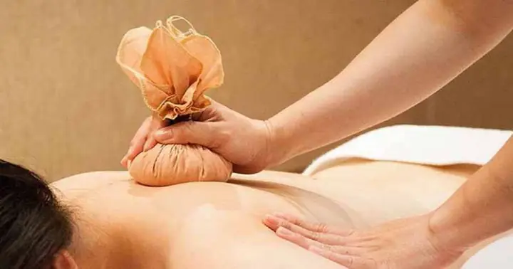 Chườm muối nóng