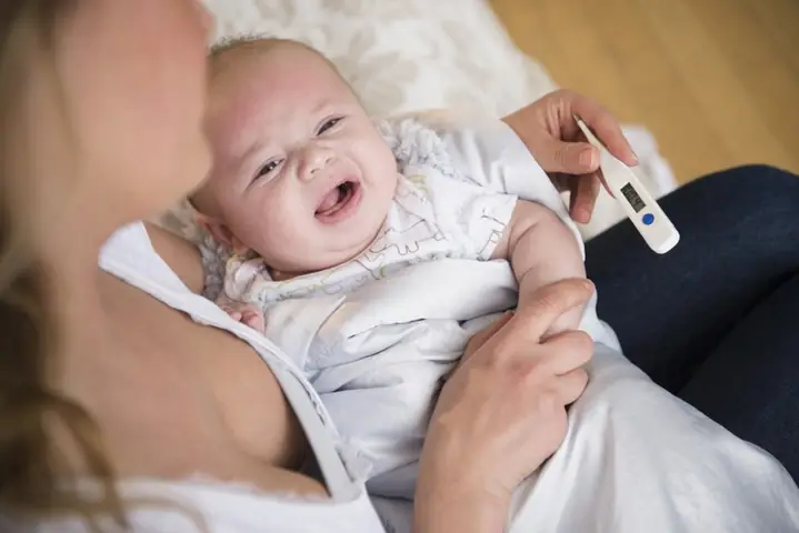 1Dấu hiệu nhận biết trẻ bị sốt sau khi tiêm phòng
