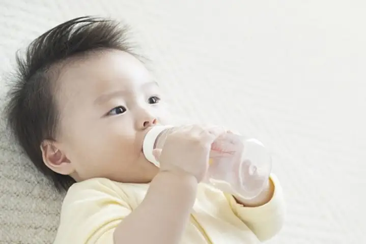 Cho trẻ uống nhiều nước