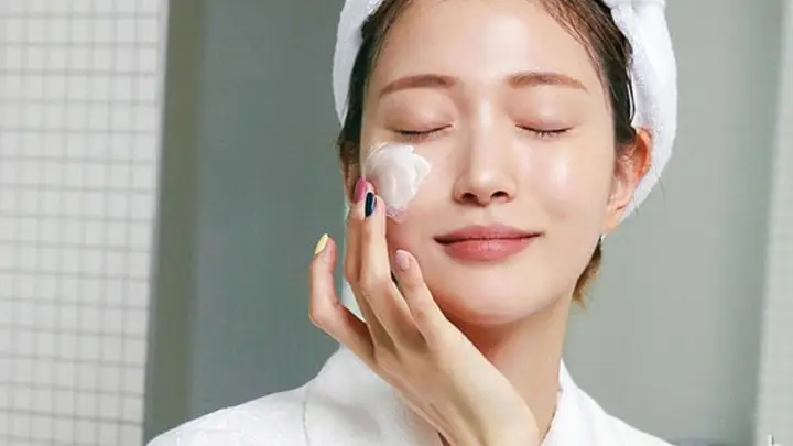 Massage nhẹ để kem trị mụn thấm vào da