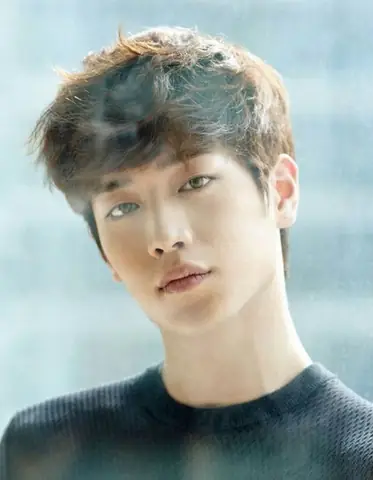 Kiểu tóc Messy volumed brown bangs