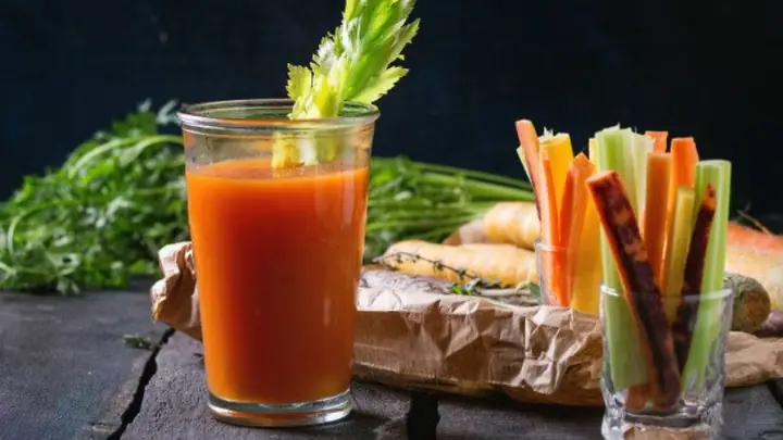 Nước ép cần tây và cà rốt
