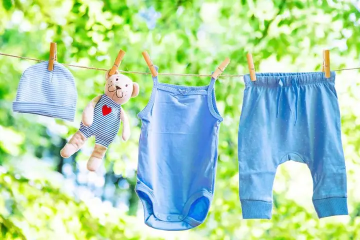 Hạn chế phơi quần áo trẻ em quá lâu dưới nắng gắt