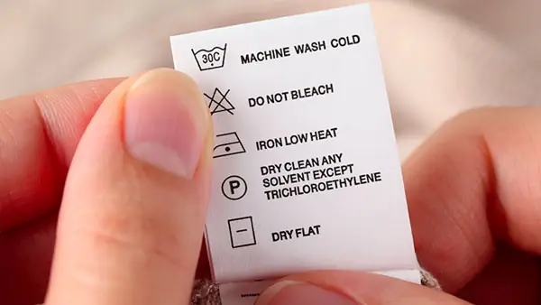 Đọc hướng dẫn cách giặt trên nhãn mác quần áo của bé