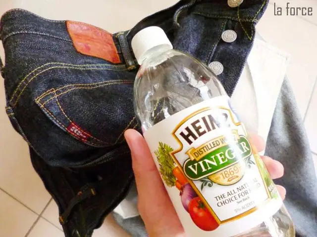 2. Cách giặt quần jean mới mua về với giấm