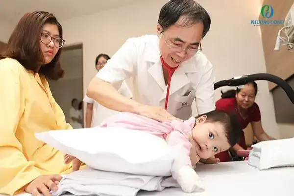 Cách khắc phục tình trạng rốn lồi cho trẻ sơ sinh Cách khắc phục tình trạng rốn lồi cho trẻ sơ sinh