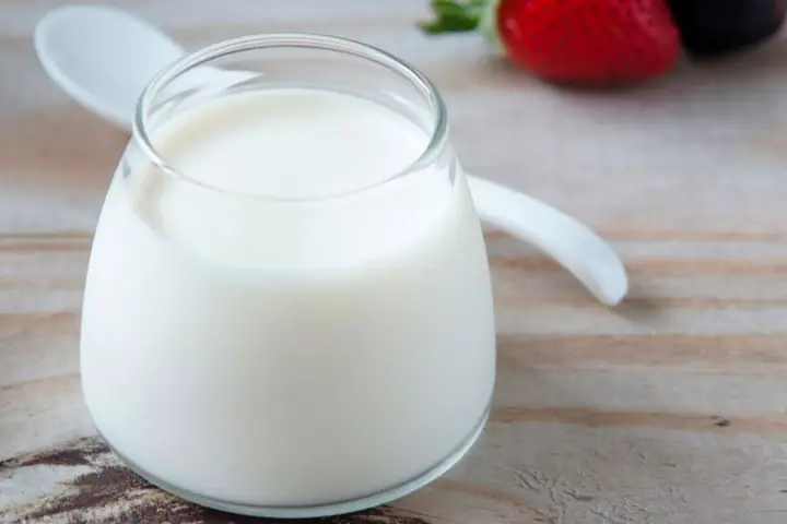Tại sao lại rửa mặt bằng sữa tươi?