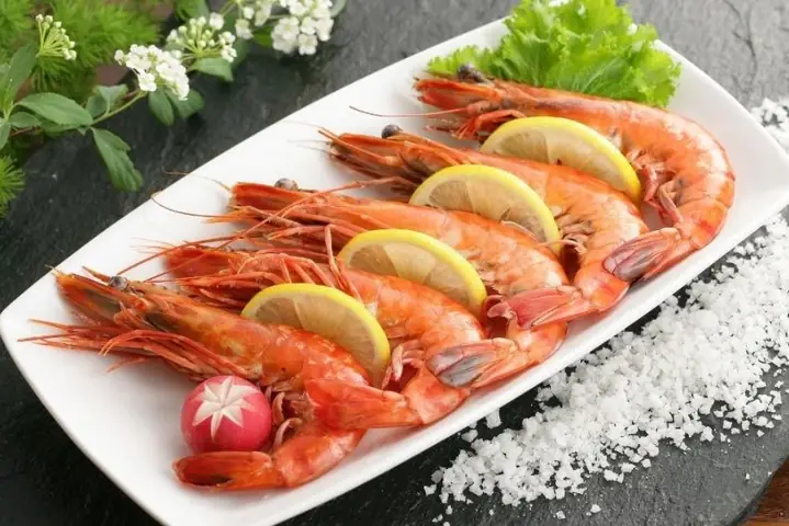 Mẹ sau sinh mổ ăn tôm được không?