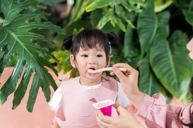 Những lưu ý khi cho trẻ 6 tháng ăn sữa chua
