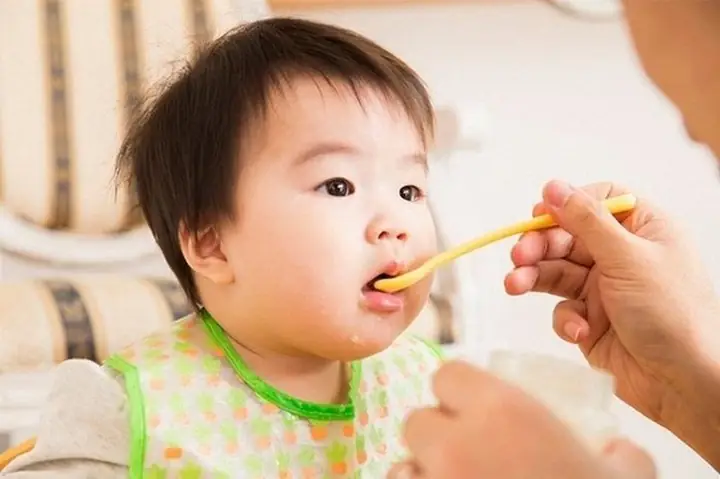 Những lưu ý khi cho trẻ 6 tháng ăn sữa chua