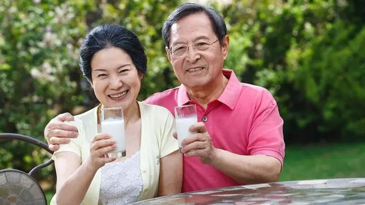 1Vì sao phải bổ sung sữa cho người già?