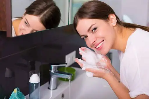 Bà bầu có nên dùng sữa rửa mặt không?