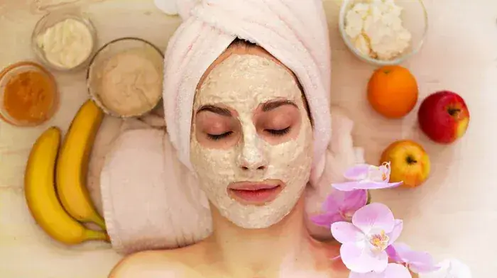 Đắp mặt nạ nghệ trắng với sữa chua