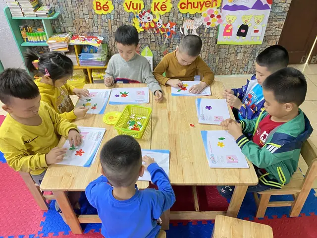 Hoạt động tạo hình: "Làm thiệp tặng cô giáo" nhân ngày 20/11 của lớp Mẫu giáo 5 tuổi A1