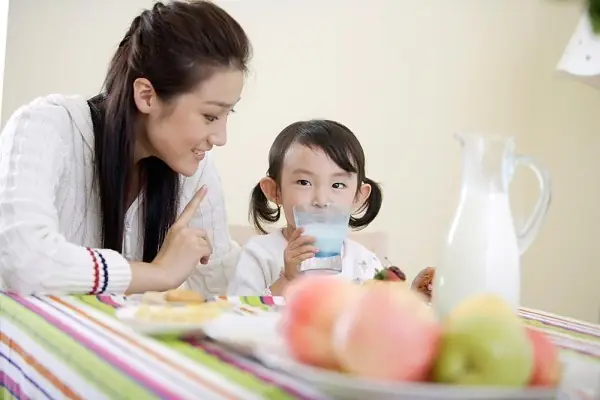 Trẻ 1 tuổi uống bao nhiêu ml sữa tươi 1 ngày