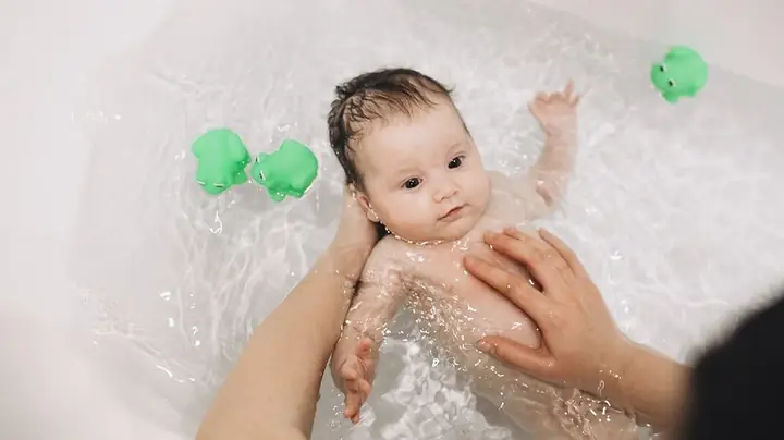2Thời gian thích hợp để tắm cho bé 1 tháng tuổi